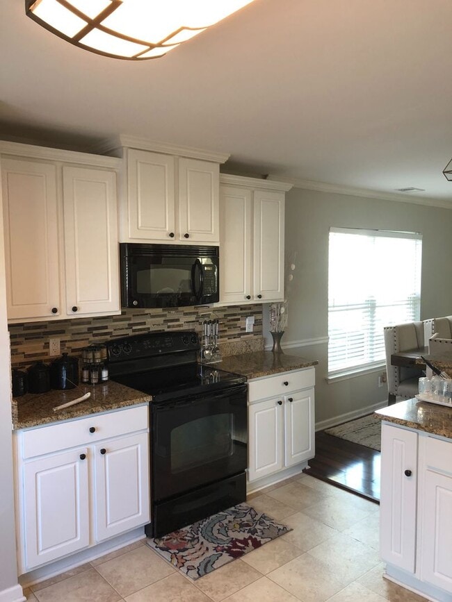 Building Photo - BEAUTIFUL HOME IN GODLEY PARK