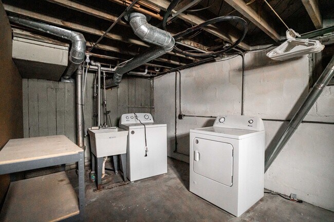 Building Photo - Charming 3-Bed Home in Bayview!  Pets Welcome!