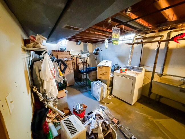 Building Photo - 4932 Sutton Ln