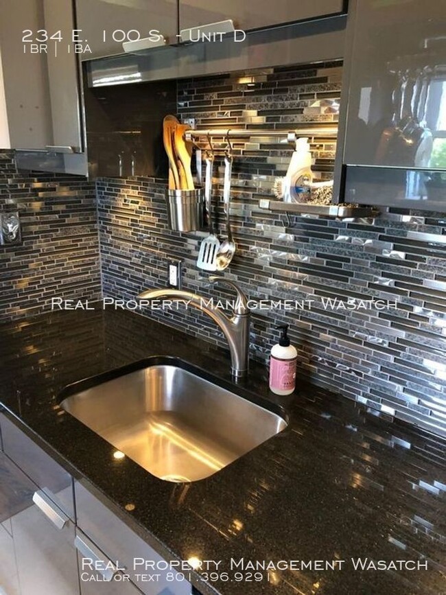 Building Photo - 1 Bedroom 1 Bathroom Unit at The Hollywood!
