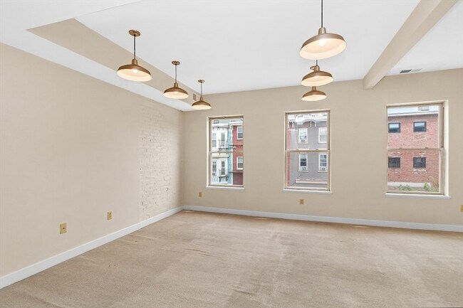 Building Photo - 296 Meridian St