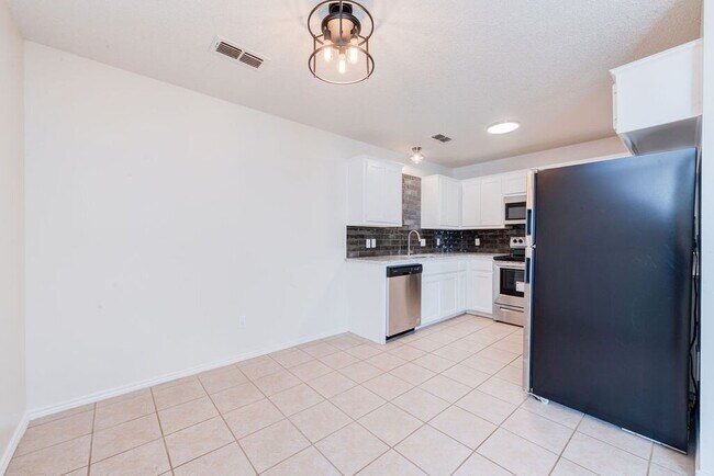 Building Photo - Updated 3/2/1 in Shadow Hills!