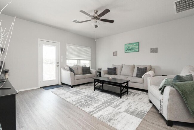 Building Photo - 556 Long Leaf Dr