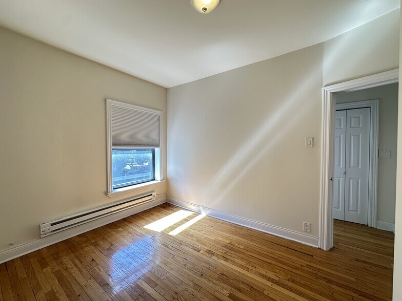 Building Photo - 834 W Waveland Ave