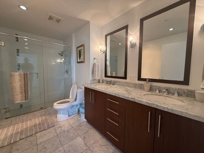 Building Photo - Upscale 2 Bed 2 Bath with Floor-to-Ceiling Windows and Stunning City Views