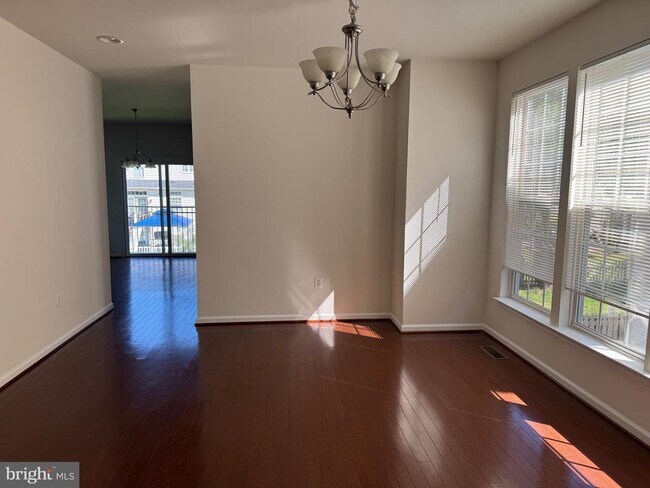 Building Photo - 9719 Inkwood Dr