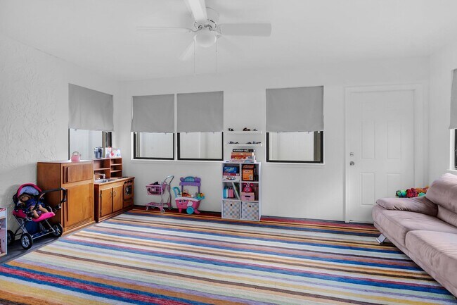 Building Photo - 7515 San Mateo Dr E