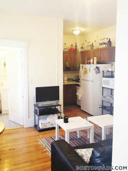 Building Photo - 447 Park Dr