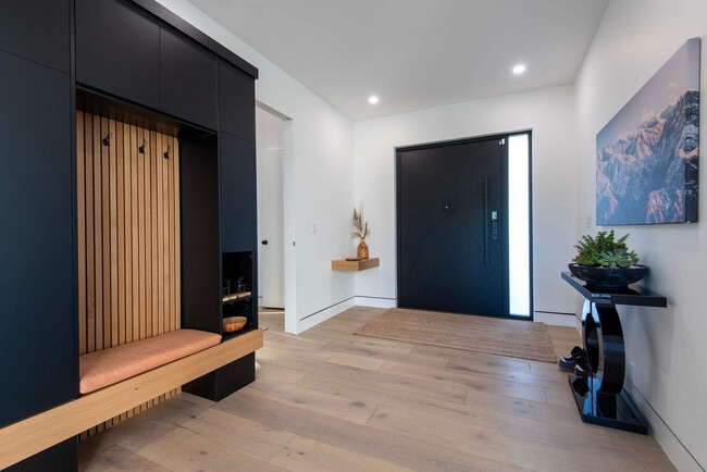 Building Photo - 779 Lucia Ln