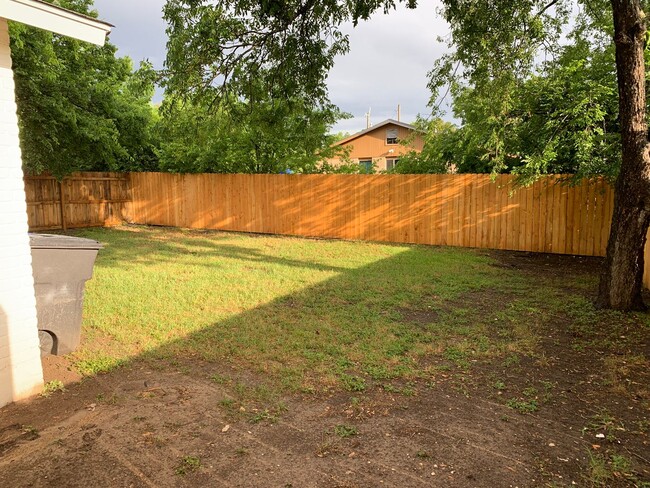 Building Photo - RECENTLY REMODELED 3 BR / 2 BATH COTTAGE L...