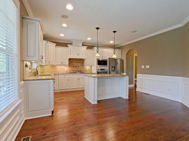 Building Photo - Estate STYLE home with pool and basement i...
