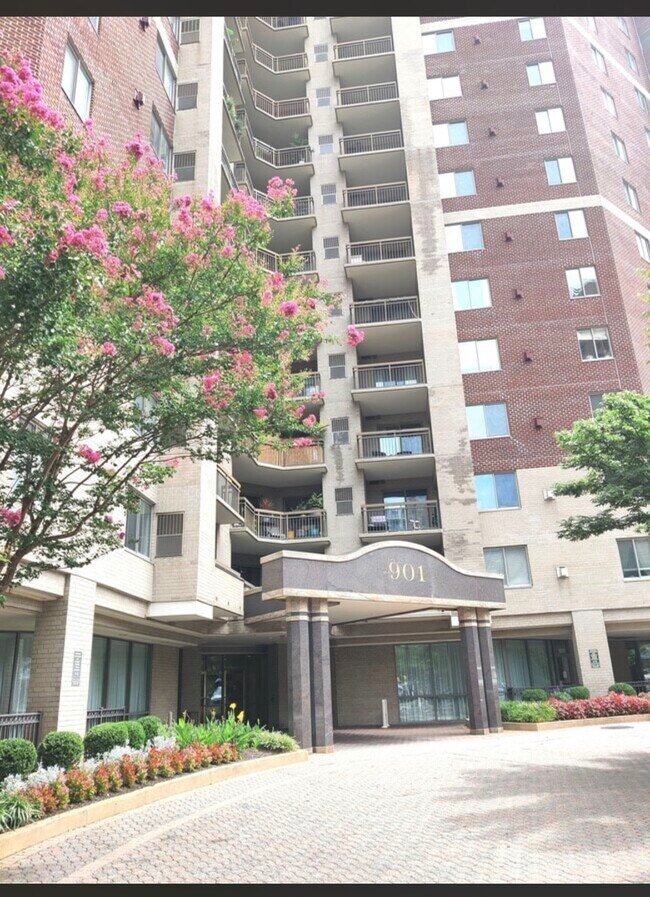 Building Photo - 901 N Monroe St