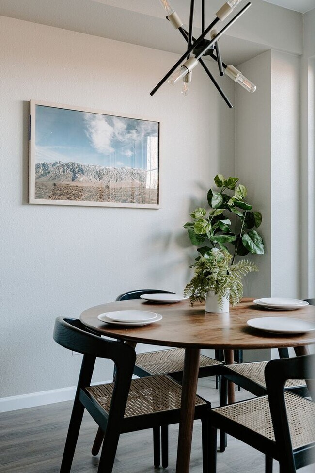 Building Photo - Gorgeous Townhome near Edgewater!