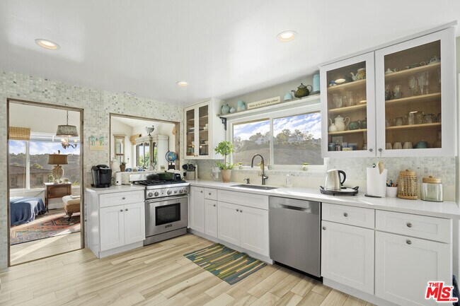 Building Photo - 6363 Zumirez Dr