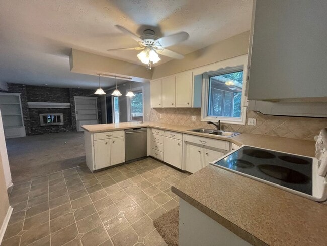 Building Photo - Large Home in Bellevue for Rent