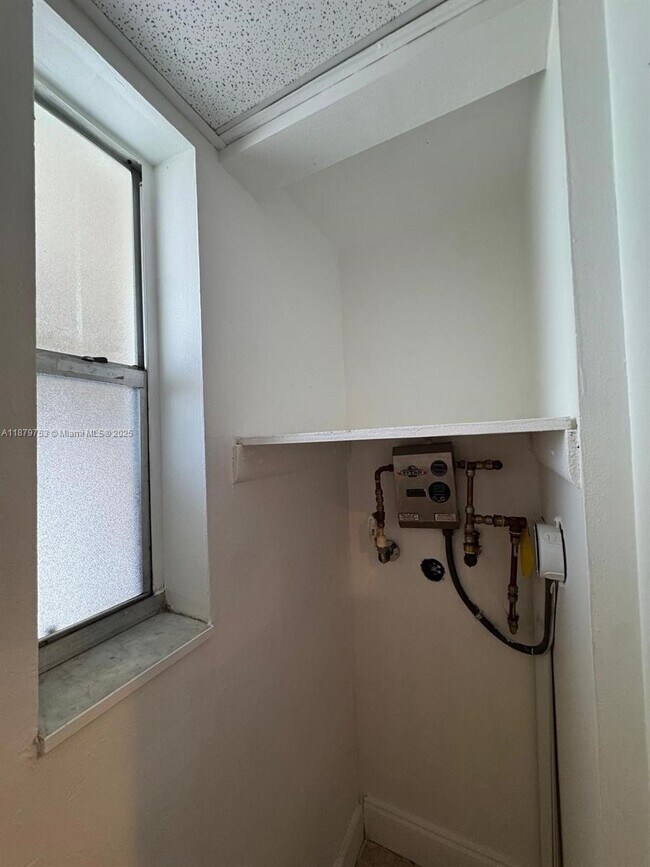 Building Photo - 8010 N Colony Cir
