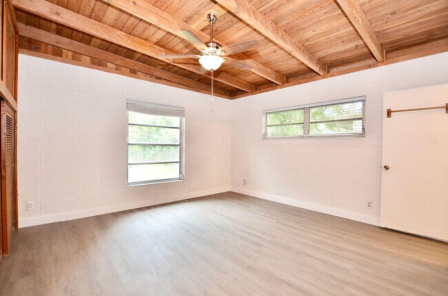 Building Photo - 505 Coconut Ave E