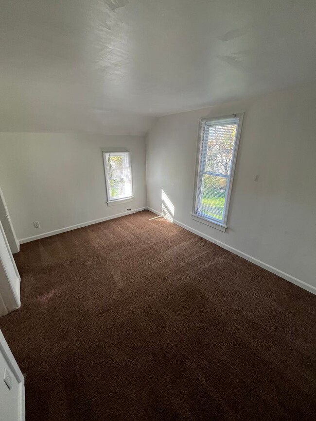 Building Photo - 4 Bedroom Home with a Large Yard