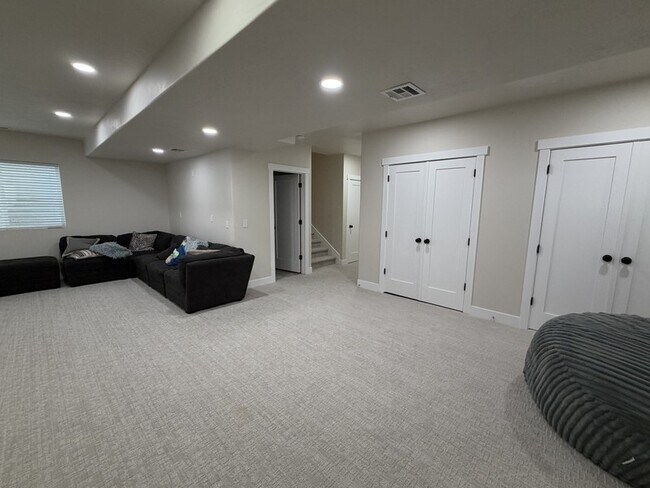 Building Photo - 1338 W Quailhill Rd