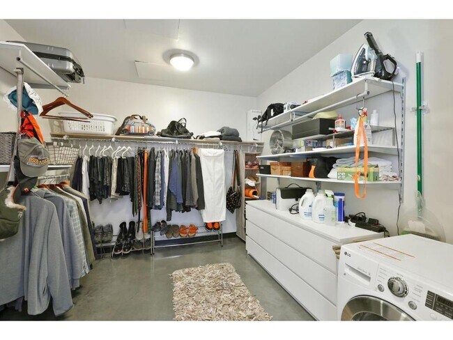 Building Photo - 345 6th Ave N