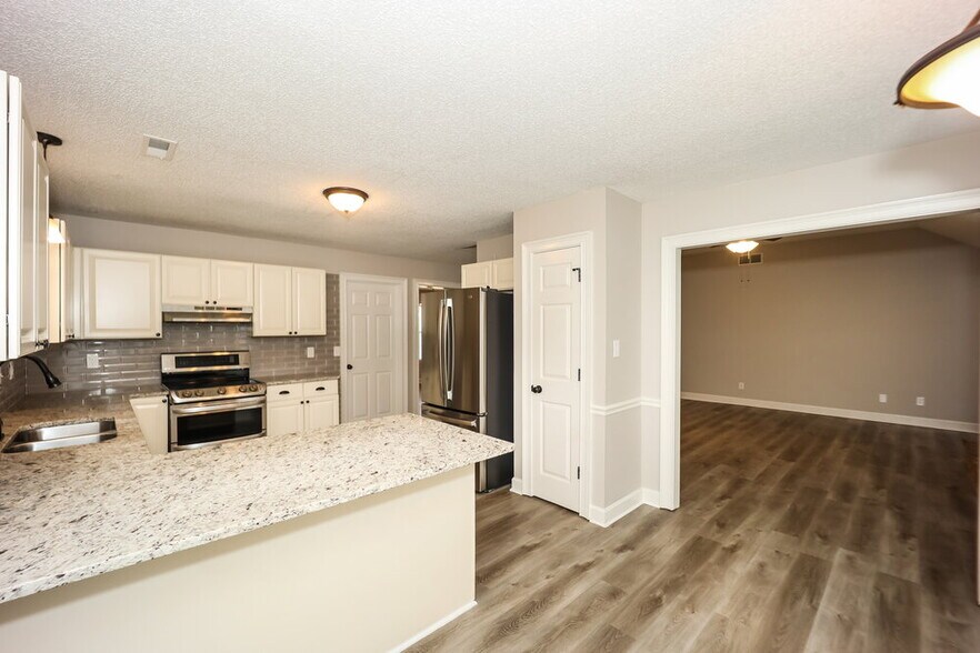 Building Photo - 130 Woodlake Dr