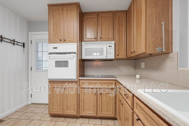 Building Photo - 1917 Sharon Rd