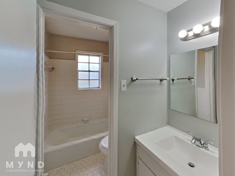 Building Photo - 2888 Baywood Dr