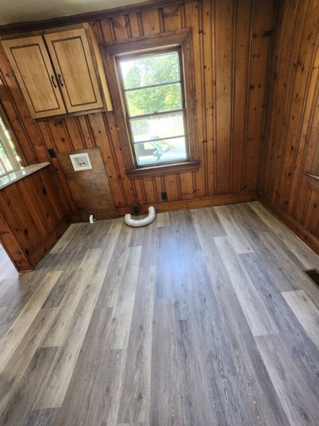 Building Photo - 3 Bedroom Brick Home With Hardwood Floors