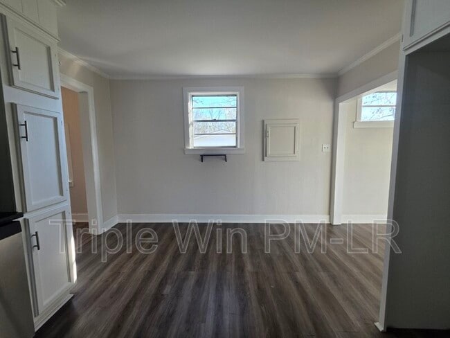 Building Photo - 16 Hum Rd