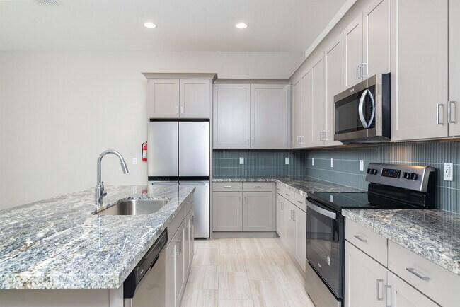 Tons of cabinetry and countertop space - 901 S Smith Rd