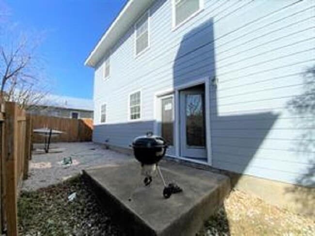 Building Photo - 609 W 37th St