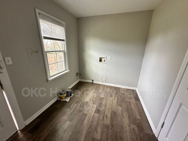 Building Photo - 3117 N Lindsay Ave