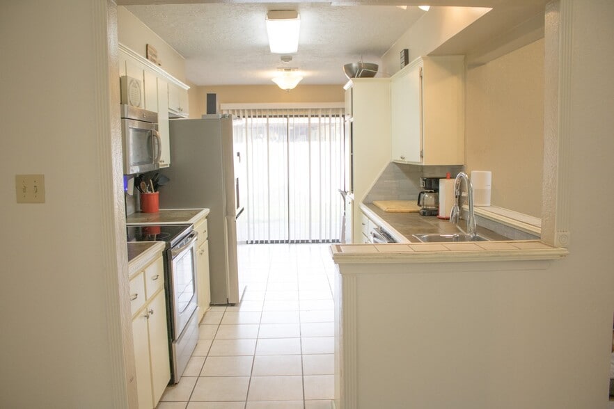 Building Photo - 4715 NE Bell Ave