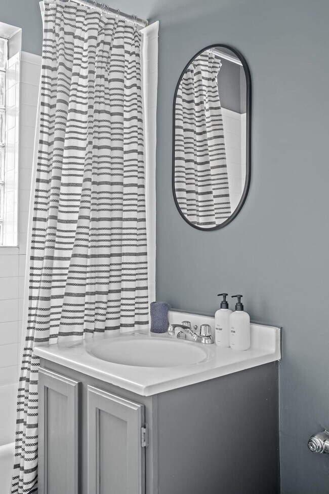 Building Photo - 3549 N Janssen Ave