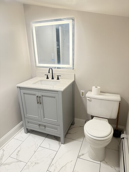 BATHROOM - 2525 W Abbott Ave