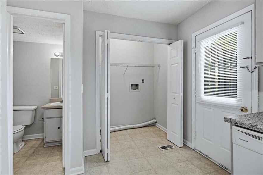 Building Photo - 1337 Sweet Pine Dr
