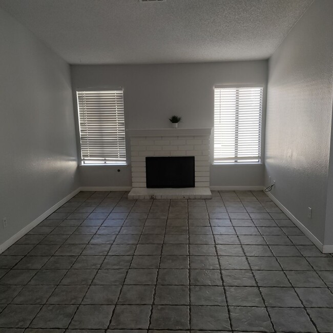 Building Photo - Move-In Ready 3-Bedroom, 2-Bath Single-Fam...