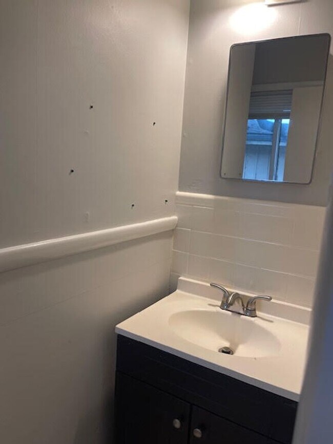 Building Photo - Well Maintained Mid Town Bungalow!