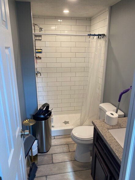 Building Photo - 106 N Main St