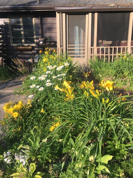 Building Photo - 5309 N River Rd