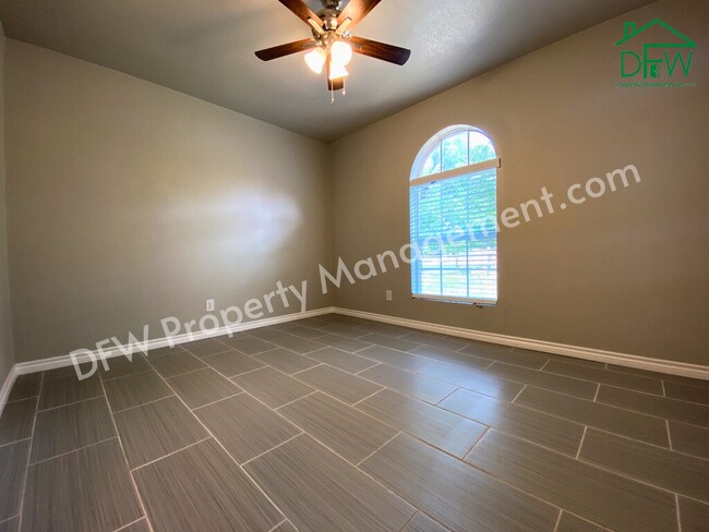 Building Photo - Charming 4 Bedroom 2 Bathroom Home on a Corner Lot in Fort Worth!
