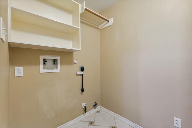 Building Photo - 14111 White Oak Gardens Dr