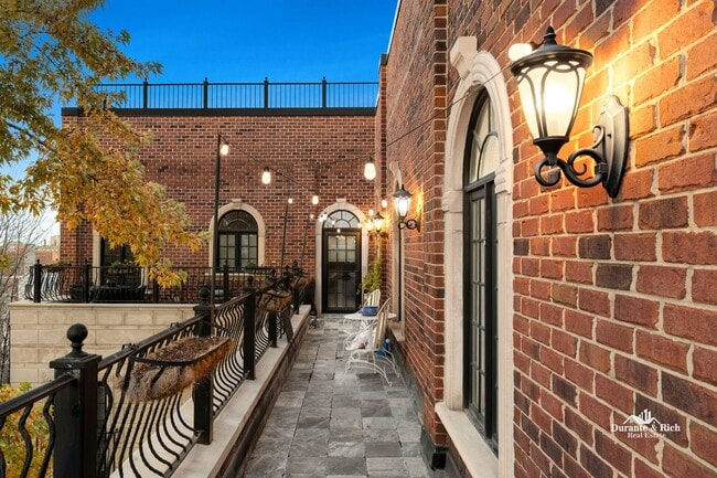 Building Photo - Luxurious Fully Furnished Penthouse Retreat in the Heart of Chicago's Desirable Near West Side