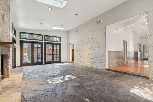 Building Photo - BEAUTIFUL 4-BEDROOM HOME IN ALAMO HEIGHTS