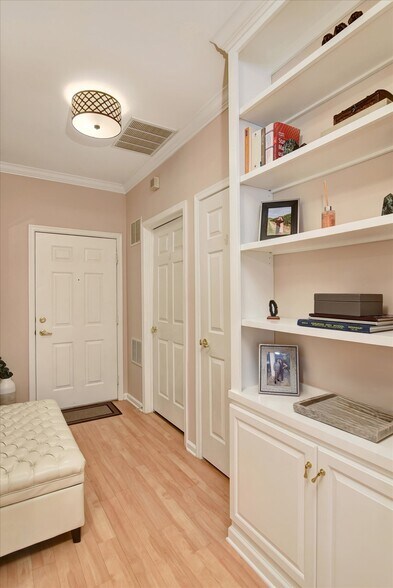 Building Photo - 594 Saint Andrews Pl