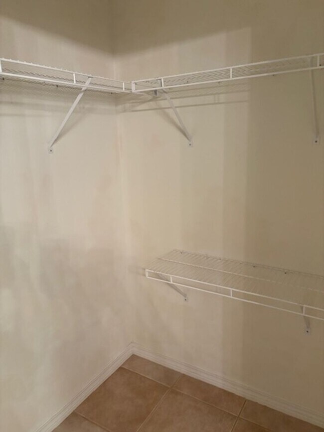 Building Photo - 1833 Sundown Dr