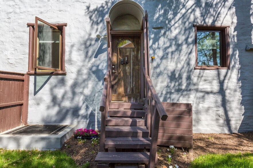 apartment entrance - 4949 Allan Rd