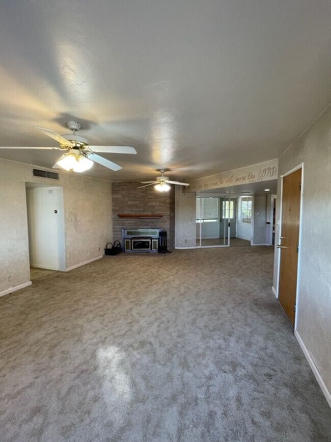 Building Photo - Farm House Living MOVE IN SPECIAL