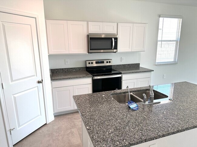 Building Photo - Gorgeous NEWER 4 bedroom 2 bath home in Carlton