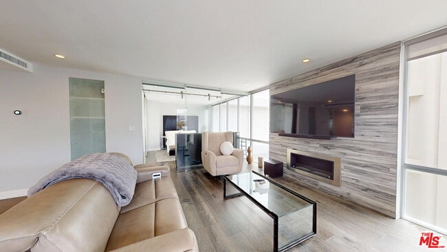 Building Photo - 2160 Century Pk E